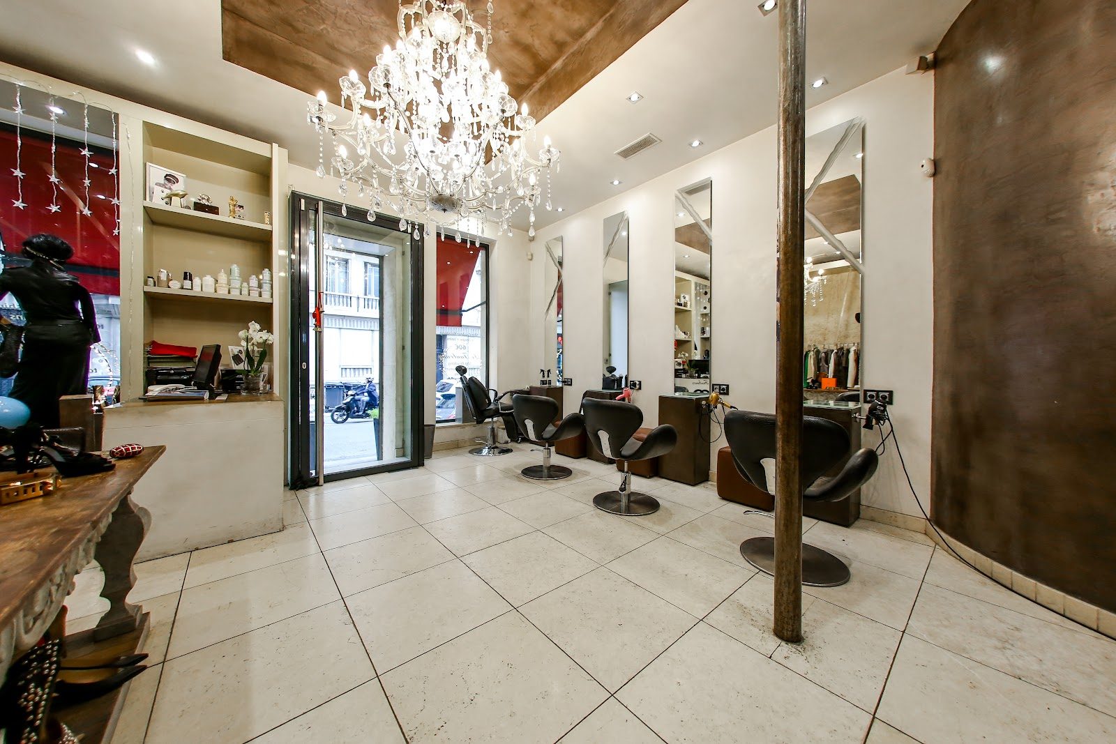 Le lustre en cristal et les fauteuils du Faubourg, salon de coiffure concept store rue Paradis
